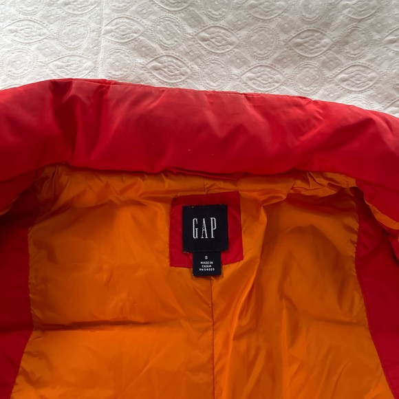 GAP Bright Red Women's Quilted Down Vest size small - Picture 11 of 12